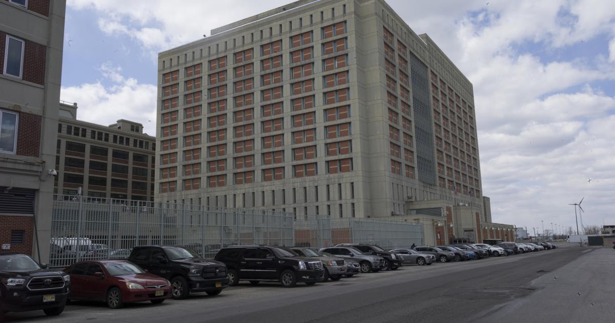 Una vista del Centro de Detención Metropolitano, conocido como MDC, una cárcel federal, como se ve el 16 de abril de 2020 en el vecindario Sunset Park de Brooklyn, Nueva York.