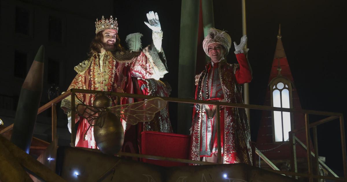 El rey Gaspar al público durante la cabalgata de Reyes de Madrid.