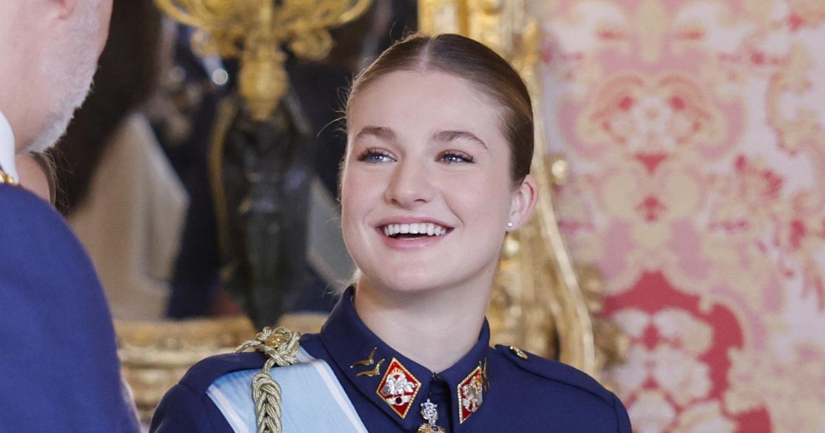 La princesa Leonor mirando sonriente al rey Felipe VI en la Pascua Militar 2026