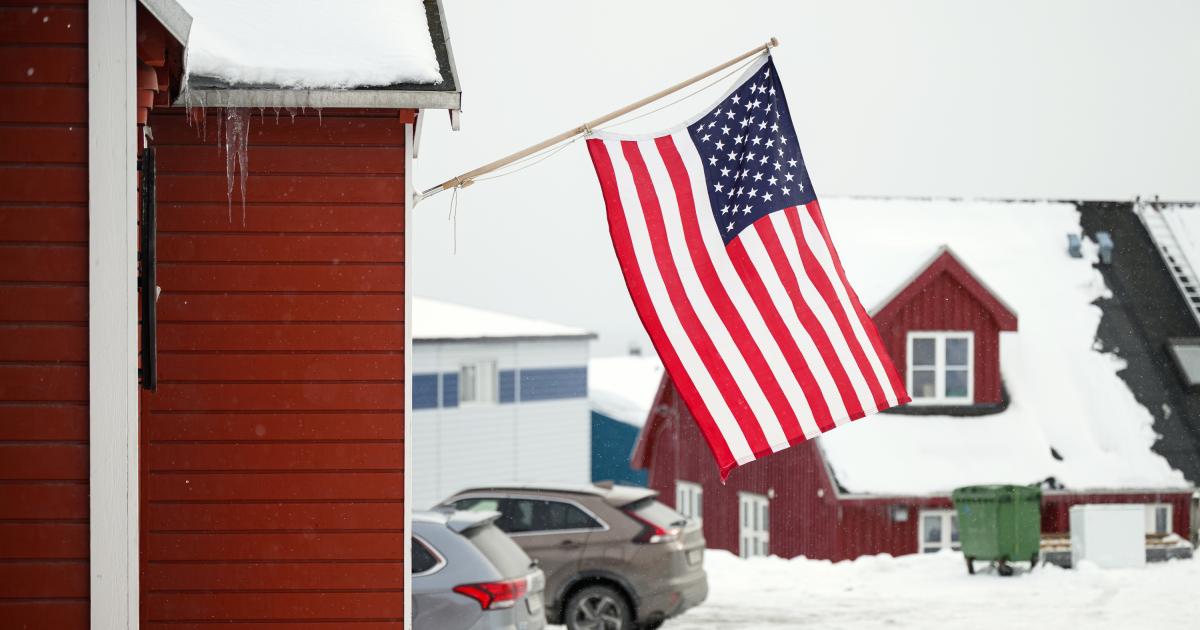 La bandera de los Estados Unidos de América se exhibe en el exterior del Consulado de los Estados Unidos el 26 de marzo de 2025 en Nuuk, Groenlandia.