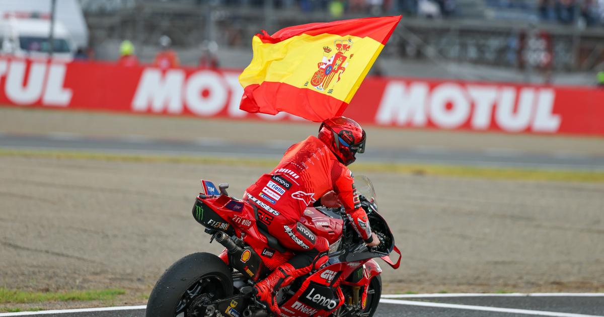 Marc Márquez luciendo la bandera de España tras ser campeón del mundo en Japón en la última temporada.