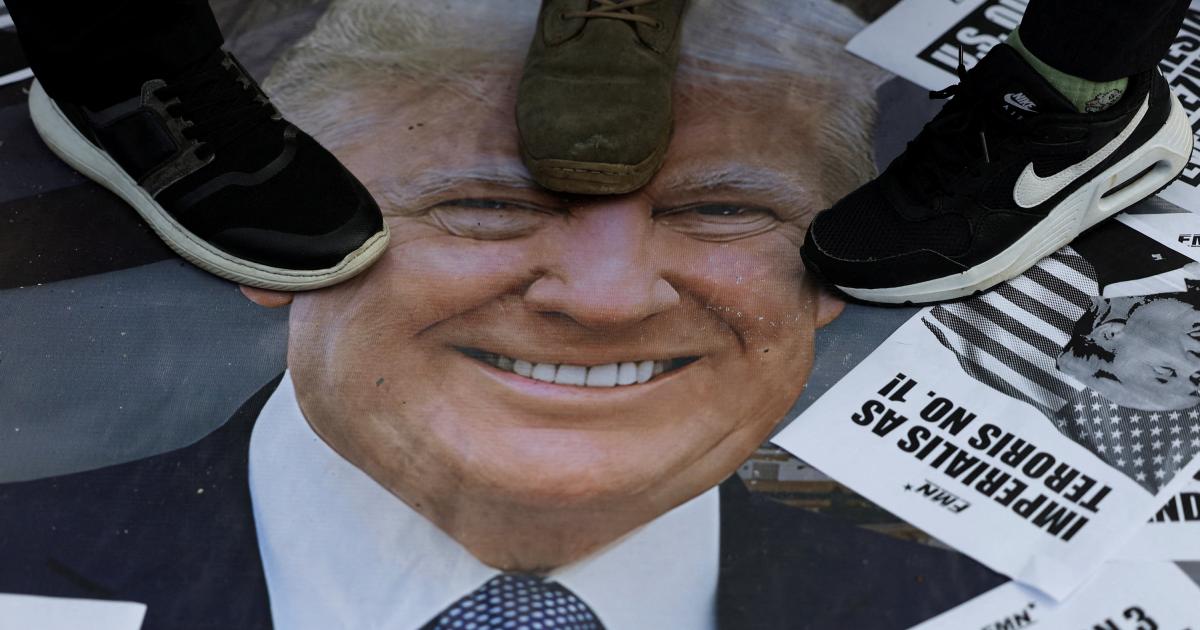 Unos manifestantes pisan un cartel con la imagen del presidente estadounidense Donald Trump durante una protesta por el arresto del venezolano Nicolás Maduro, el 6 de enero de 2026, en Yakarta (Indonesia).