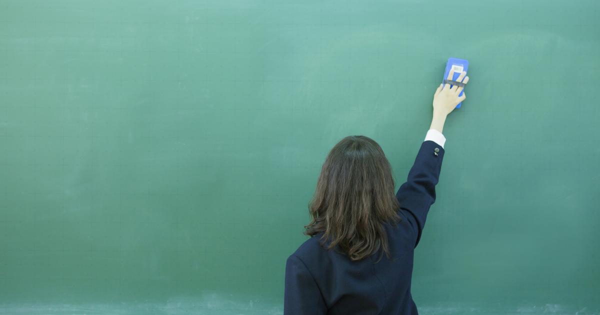 Una profesora borrando la pizarra de un colegio, en una imagen de archivo