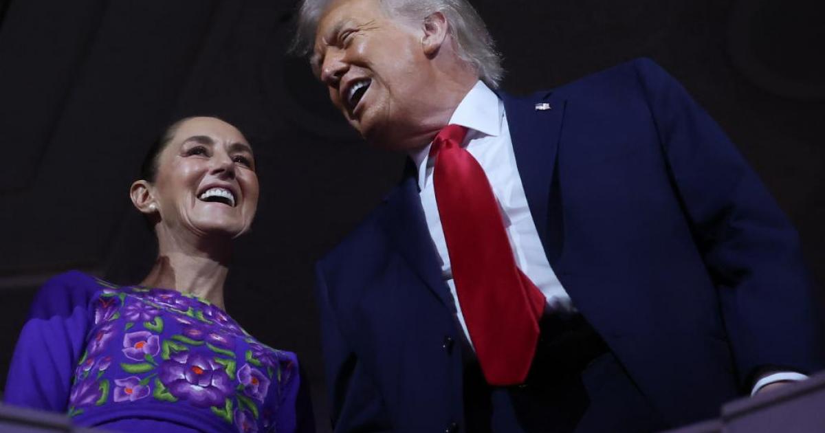 Claudia Sheinbaum, presidenta de México, y Donald Trump, su homólogo de EEUU, conversan durante el sorteo oficial de la Copa Mundial de la FIFA 2026, el 5 de diciembre de 2025, en Washington.