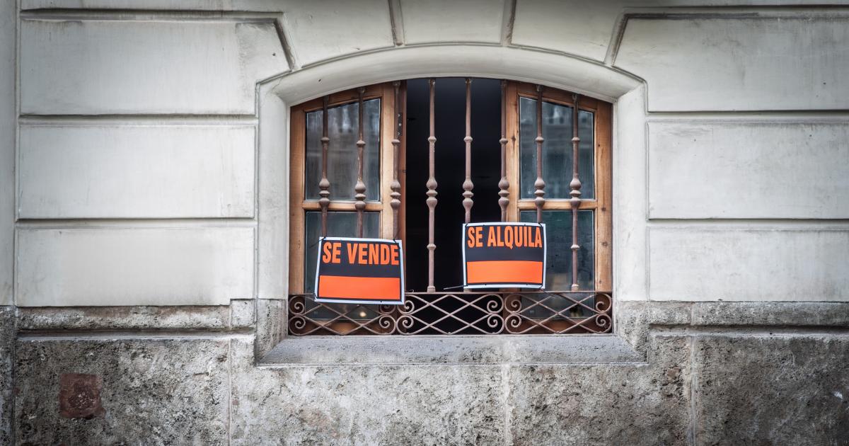 Imagen de archivo de un cartel de 'Se vende' y otro 'Se alquila' en un piso.