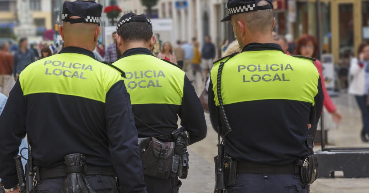 Imagen de archivo de varios agentes de la Policía Local de Málaga, patrullando.