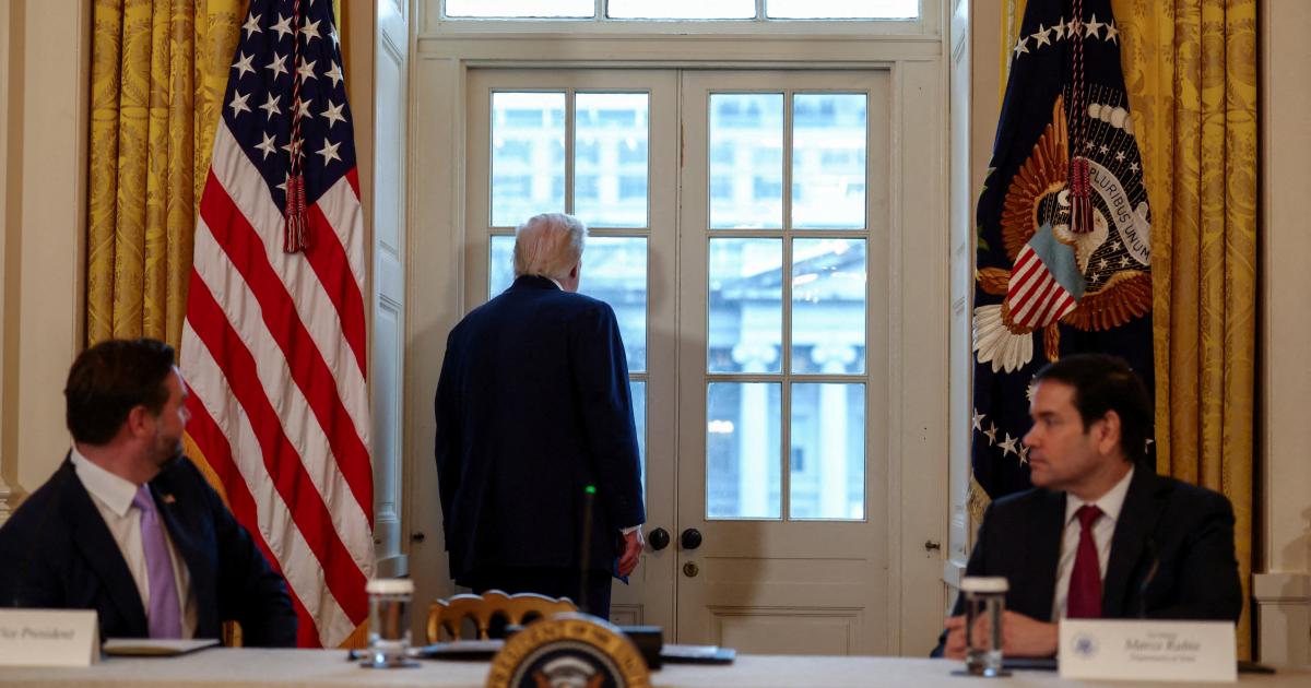 Momento en el que el presidente de EEUU, Donald Trump, interrumpe momentáneamente su reunión con ejecutivos de multinacionales petroleras para pararse a observar las obras del futuro Salón de Baile Trump (tras derribar el ala este de la Casa Blanca).