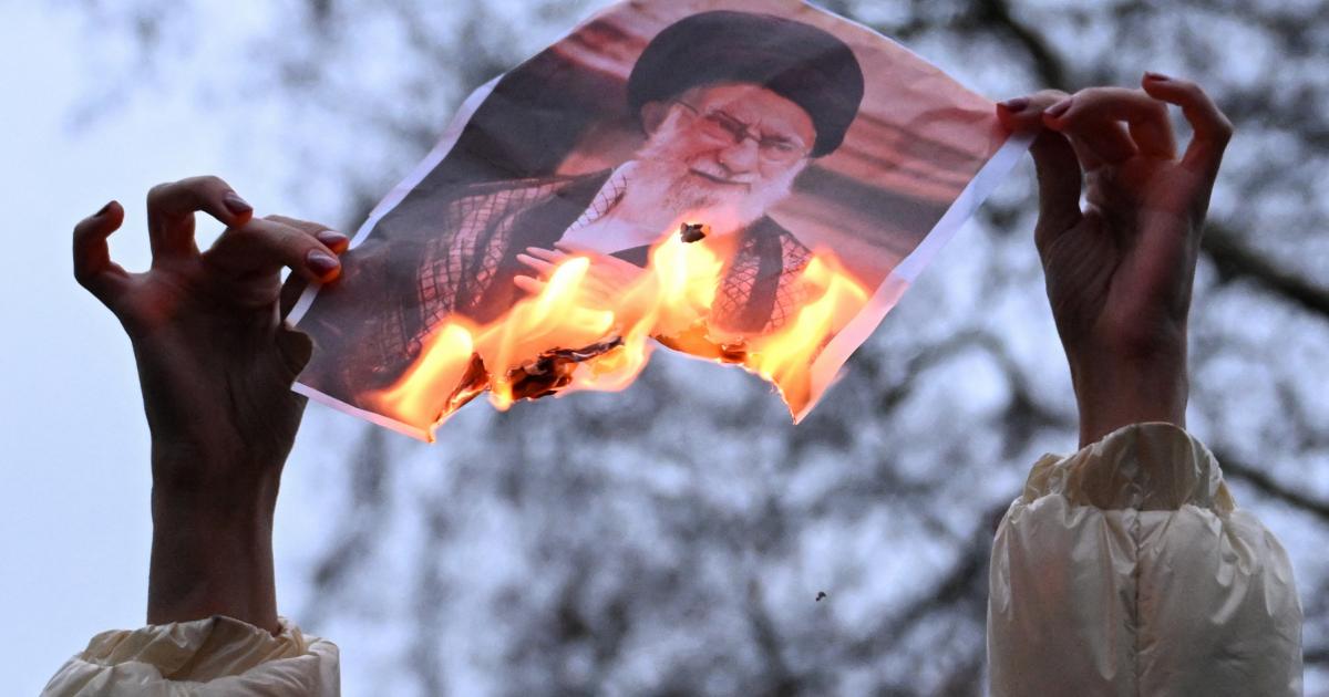 Una manifestante sostiene una foto en llamas del líder supremo de Irán, el ayatolá Ali Khamenei, durante una protesta en apoyo al pueblo iraní frente a Downing Street, en Londres, el 11 de enero de 2026.