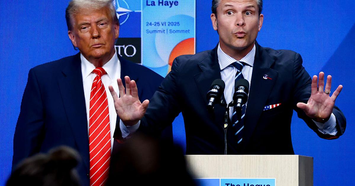 El presidente de EEUU, Donald Trump, y su secretario de Defensa, Pete Hegseth, atienden a la prensa durante la 76ª Cumbre de la OTAN en La Haya (Países Bajos), el 25 de junio de 2025.