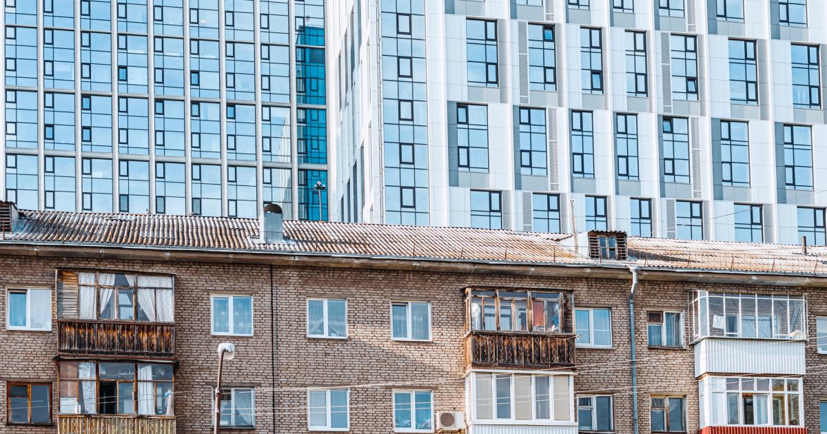 Imagen de archivo con varios edificios antiguos en primer plano y bloques modernos al fondo.