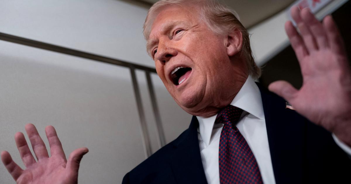 Imagen de archivo del presidente estadounidense, Donald Trump, atendiendo a la prensa a bordo del Air Force One.
