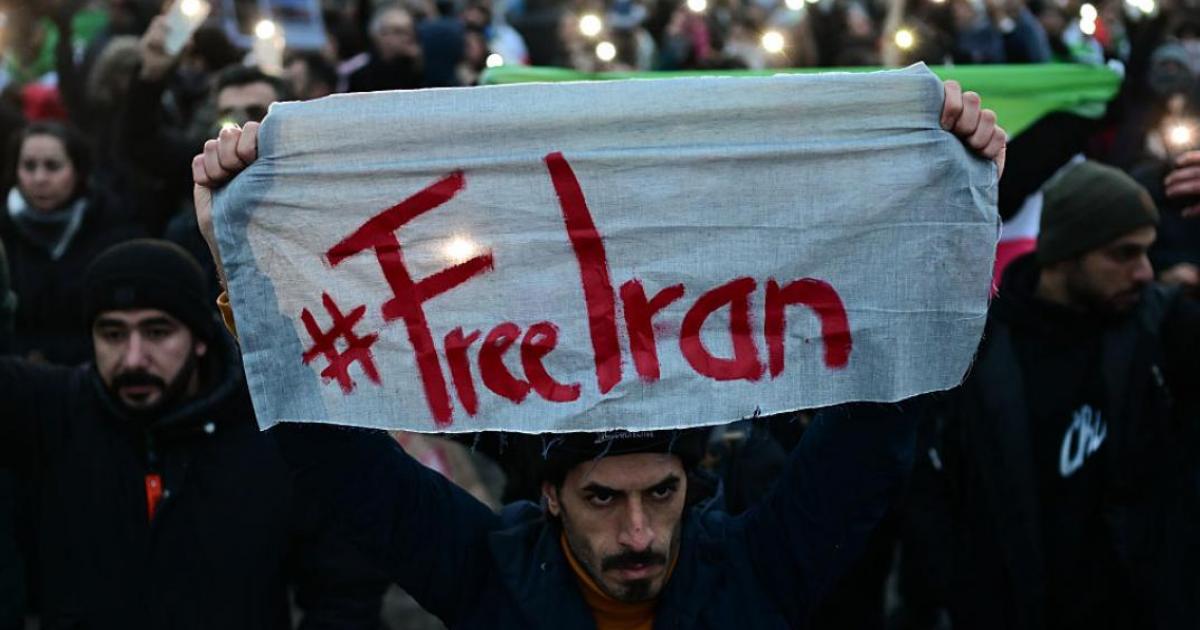 "#FreeIran" (Irán libre) se lee en un cartel durante una manifestación en apoyo a las protestas masivas en el país de los ayatolás, en Berlín (Alemania), el 13 de enero de 2026.