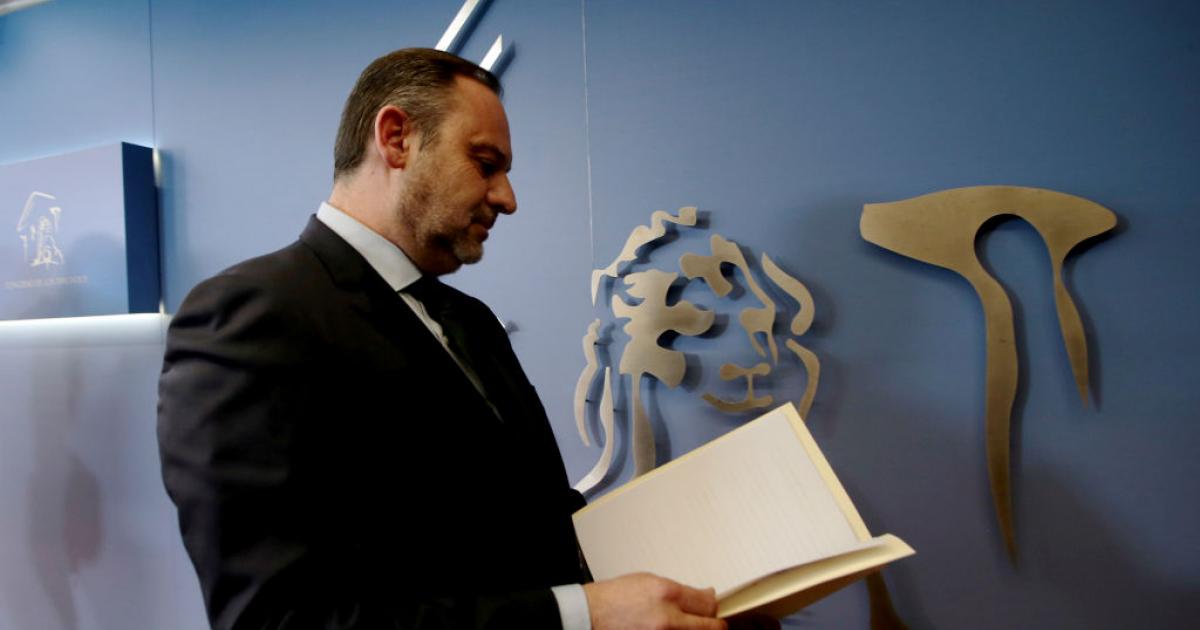 José Luis Ábalos hojea unos documentos tras una comparecencia en el Congreso, en una imagen de archivo