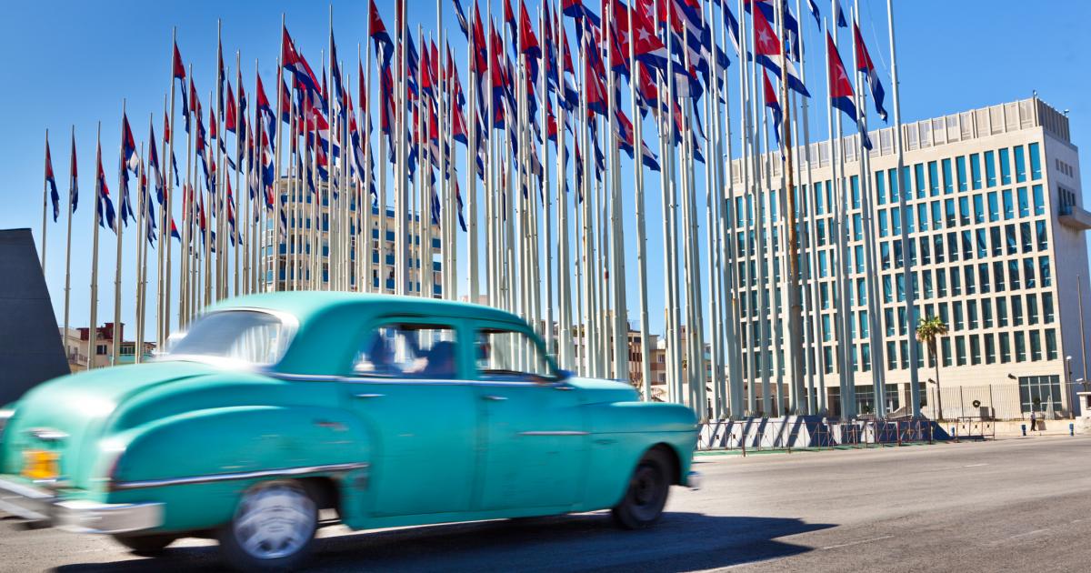 Un coche de los años 50 circula por el Malecón de La Habana (Cuba), con la Embajada de Estados Unidos al fondo, en una imagen de archivo.