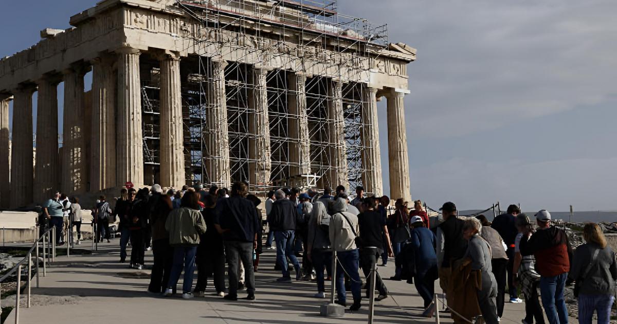 Una vista del Partenón en la Acrópolis de Atenas, Grecia, lleno de turistas