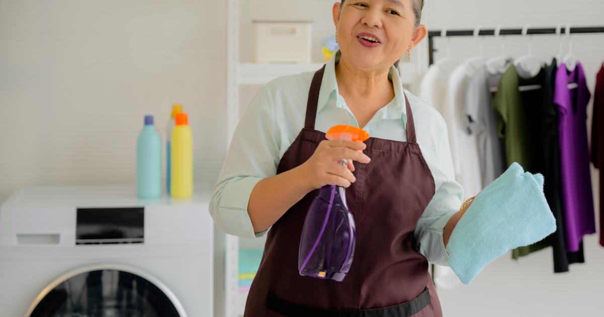 Una mujer mayor limpiando una casa, en una imagen de archivo.