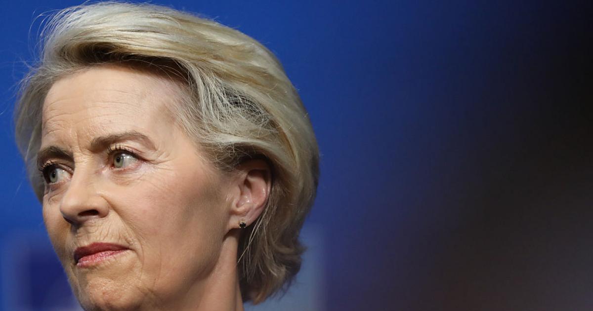 Ursula von der Leyen, mirando hacia su derecha, en una imagen de archivo