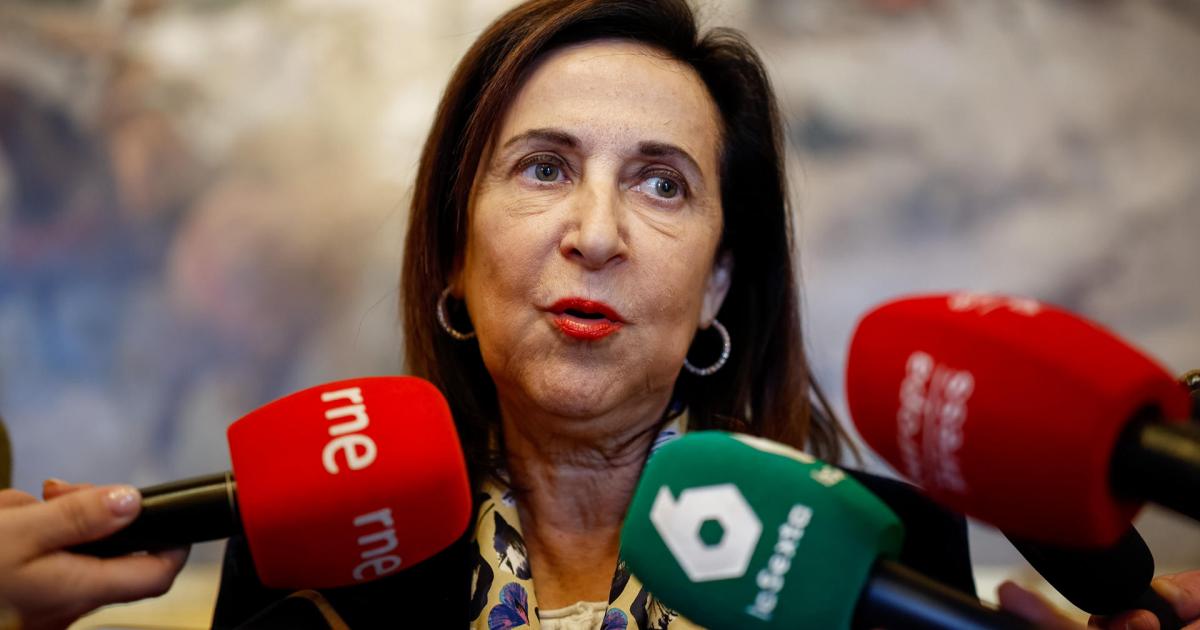 MADRID, 14/01/2026.- La ministra de Defensa, Margarita Robles, atiende a los medios en el marco del acto en la que ha condecorado a cuatro alcaldes de la dana y a cinco militares por su labor en los incendios, este miércoles, en el Cuartel General del Ejército de Tierra, en Madrid. EFE/ Daniel González