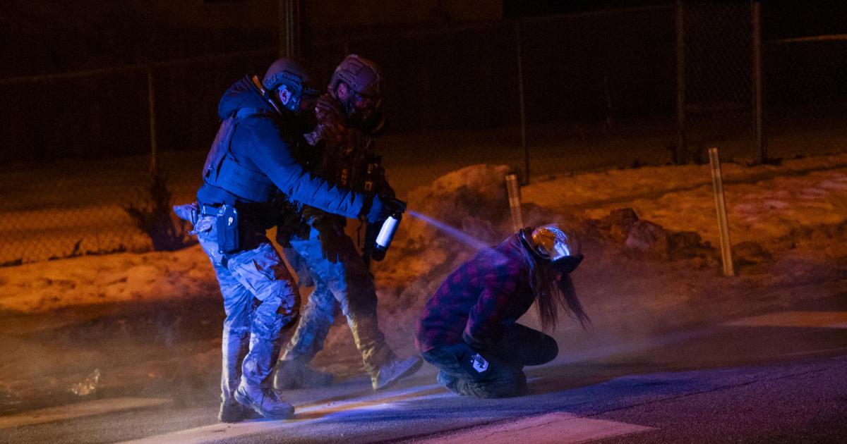Agentes federales lanzan gases lacrimógenos y bolas de pimienta contra miembros de la comunidad durante una protesta