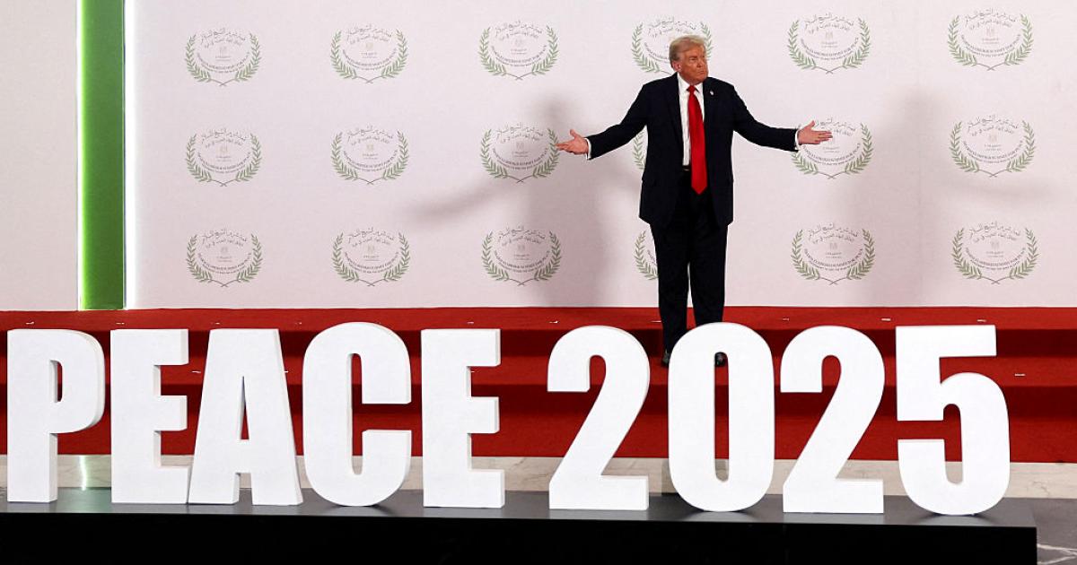 Donald Trump, en el 'photocall' montado para la firma de la paz en Gaza, celebrada en Egipto