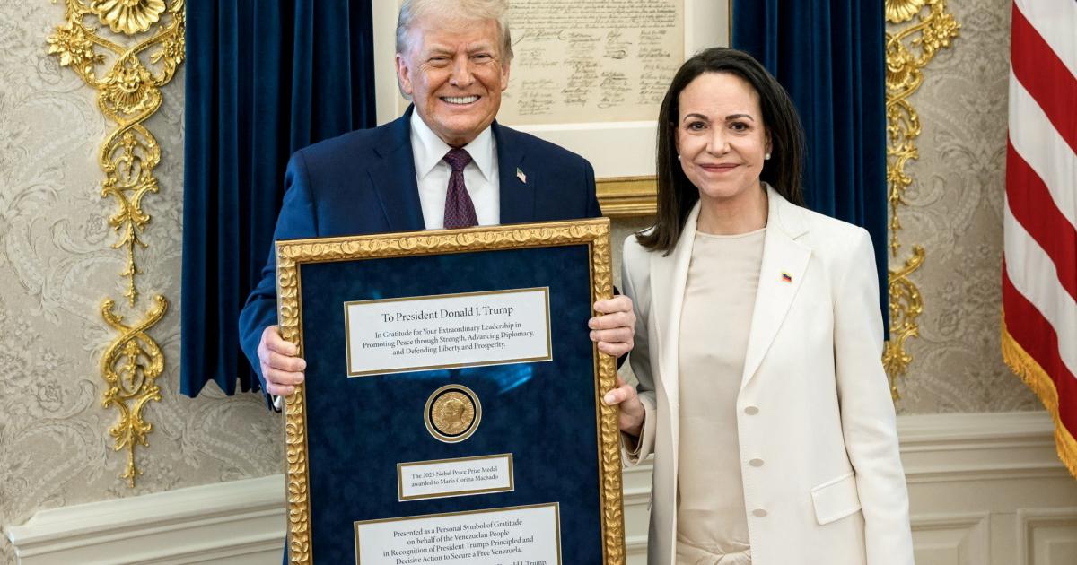 María Corina Machado entrega el Nobel de la Paz a Donald Trump.