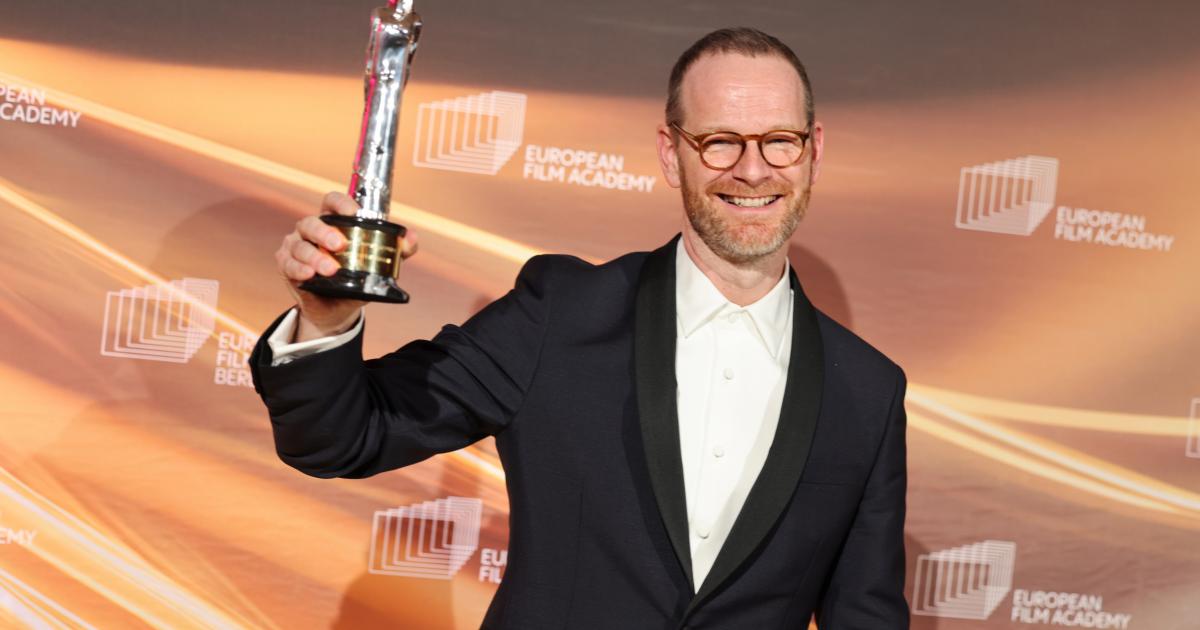 Joachim Trier posa después de ganar el Premio al Director Europeo por la película "Sentimental Value"
