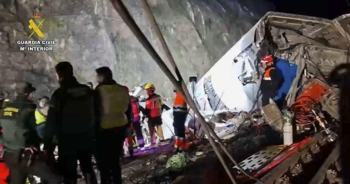 Agentes de la Guardia Civil y cuerpos de rescate en el accidente de Adamuz (Córdoba) provocado el descarrilamiento de un tren de alta velocidad que ha chocado contra otro que circulaba por la vía contigua.