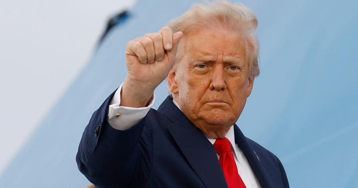 El presidente de EEUU, Donald Trump, levanta el puño al abordar el Air Force One para despegar de Londres, tras su visita de Estado a Reino Unido, el 18 de septiembre de 2025.