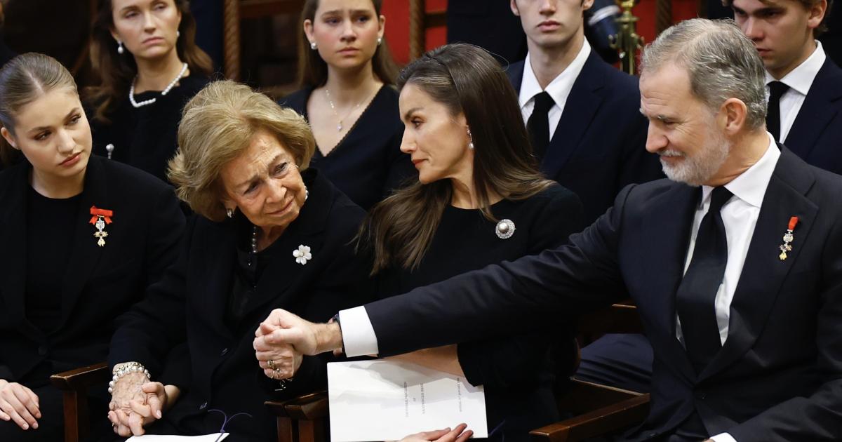 Felipe VI coge la mano de la reina Sofía para consolarla junto a Letizia, la princesa Leonor y los Urdangarin en el funeral de Irene de Grecia