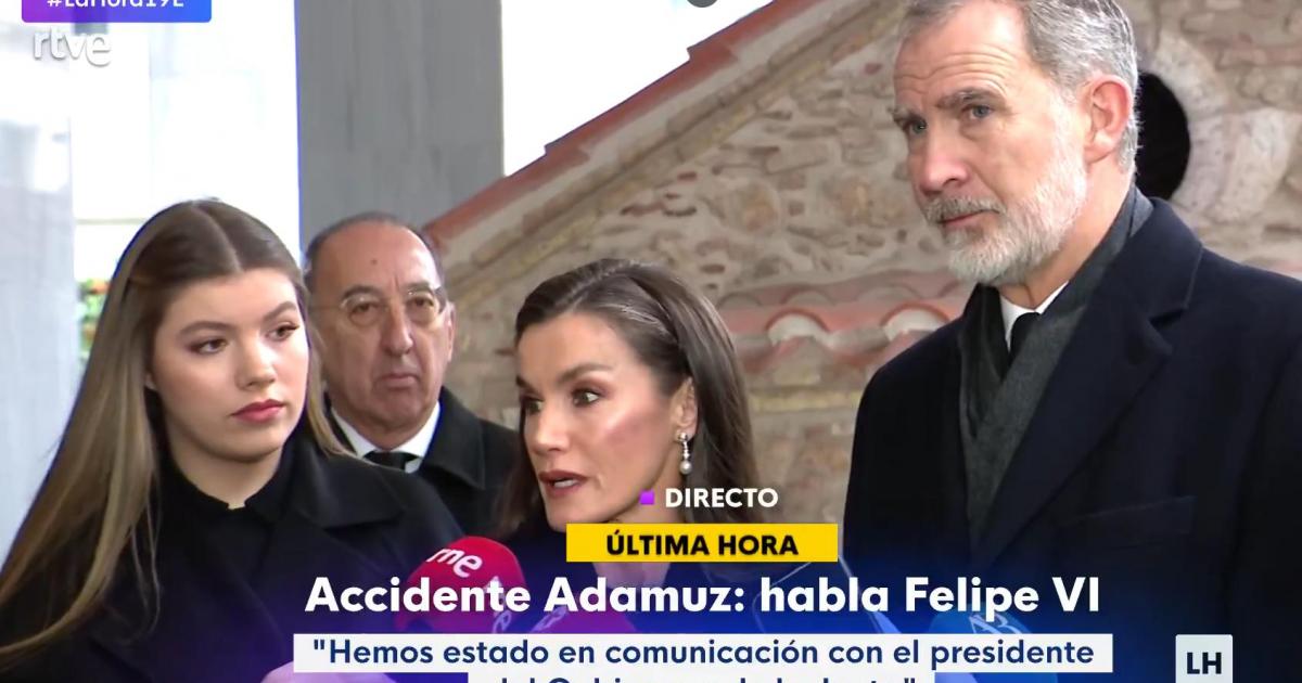 Letizia y Felipe VI muestran su preocupación por las víctimas del accidente de tren de Adamuz desde Atenas, donde se celebra el funeral por la princesa Irene.
