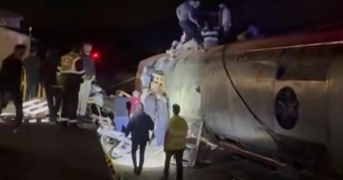 Siniestro tras el descarrilamiento de un tren Iryo que ha impactado con un Alvia en Adamuz (Córdoba, Andalucía).