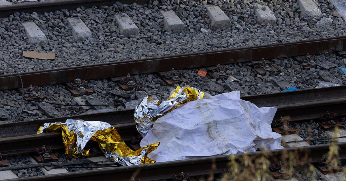 Trabajos de los servicios de emergencia, este lunes sobre las vías a la altura de Adamuz