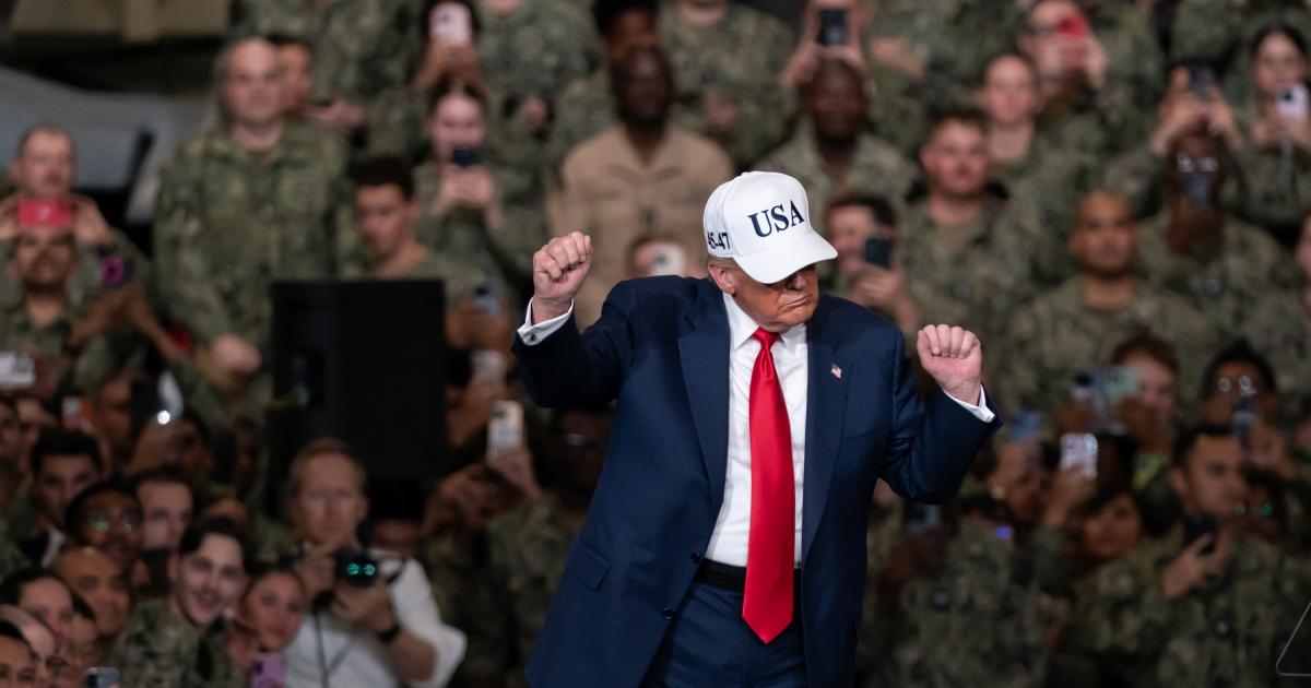 Trump bailando frente al Ejército de EEUU en Japón