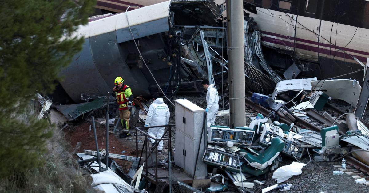 Un bombero y miembros de la Guardia Civil trabajan junto a uno de los trenes implicados en el accidente de Adamuz (Córdoba), el 19 de enero de 2026.