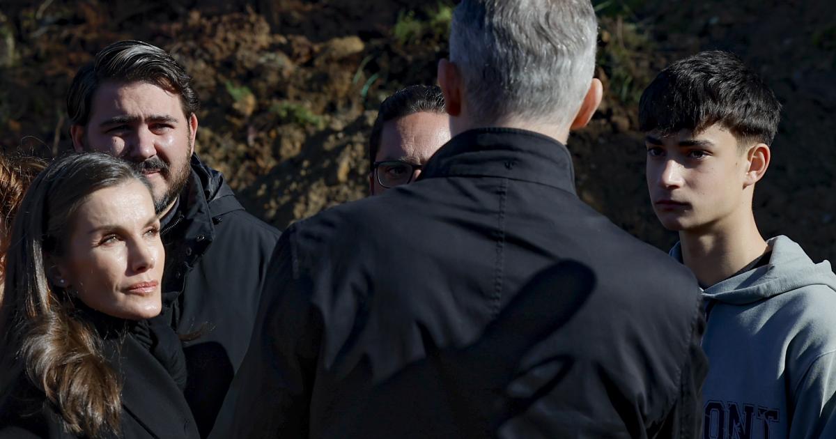 Los reyes Felipe y Letizia junto a Julio, un joven que ayudó a las víctimas del accidente de tren en Adamuz