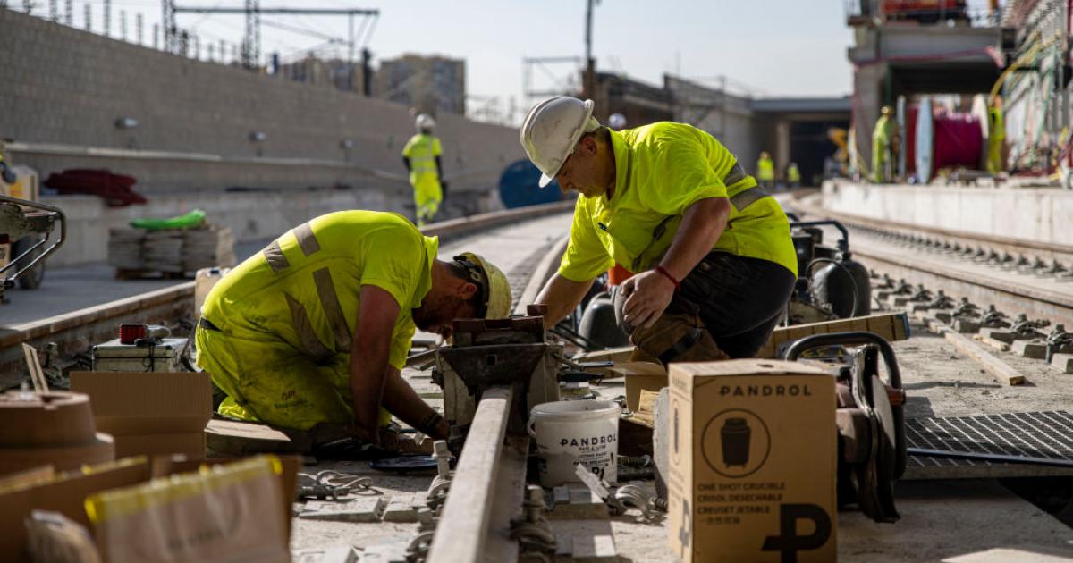 Obras en un punto de la vía férrea entre Madrid y Barcelona, en una imagen de archivo