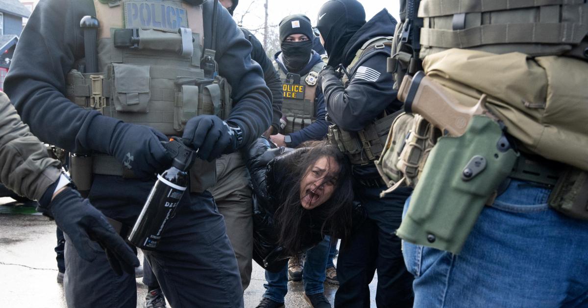 Agentes del ICE se llevan detenida a una mujer tras sacarla de su coche en una redada de inmigración en Minneapolis (Minnesota), el 13 de enero de 2026.