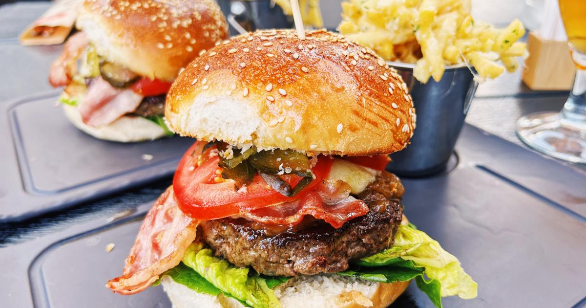 Imagen de archivo de varias hamburguesas en un restaurante.