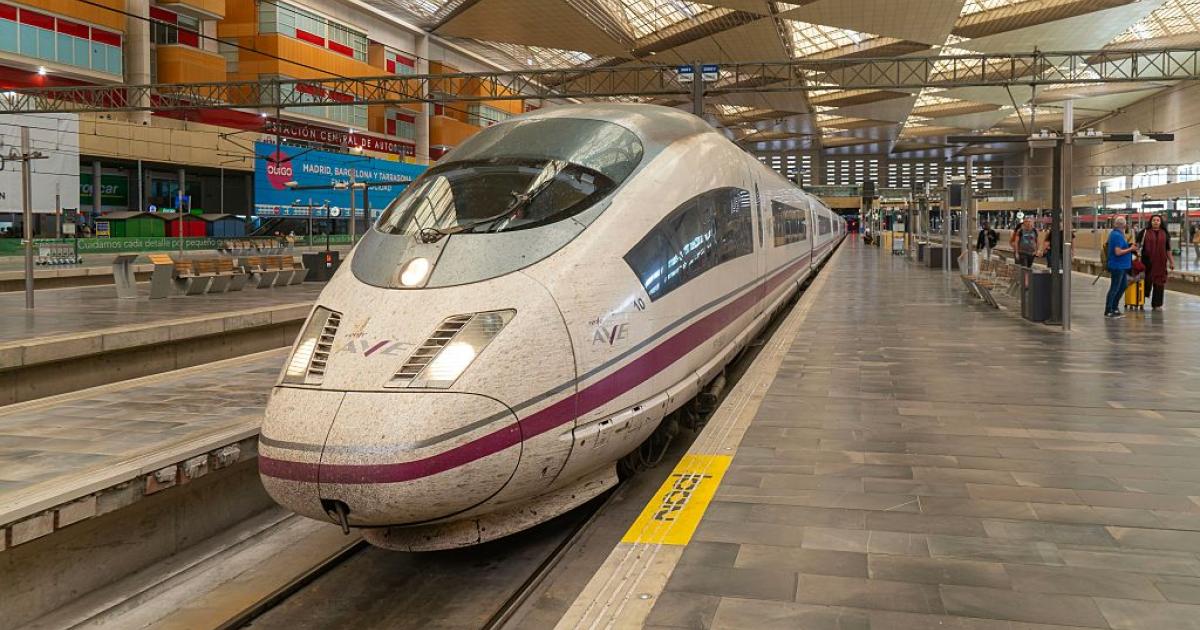 Un tren de alta velocidad Renfe Clase 103, en el servicio AVE Alta Velocidad Española, detenido en la estación de Zaragoza-Delicias, en una imagen de archivo.