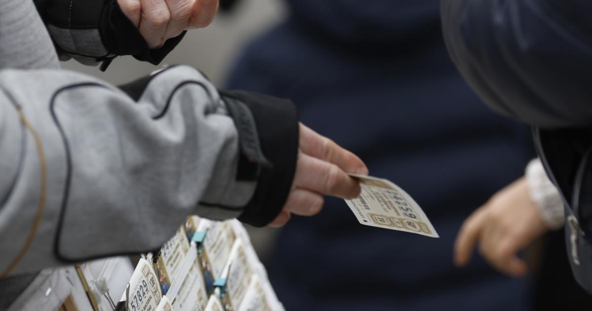 Imagen de archivo de una venta de lotería en la calle.