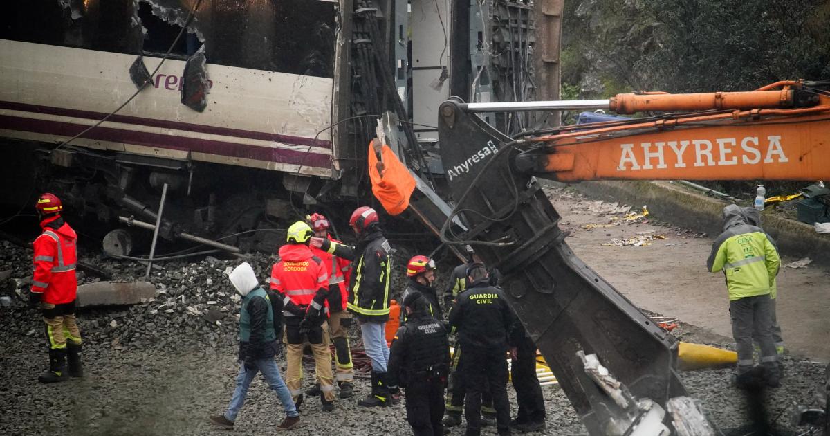 Personal de emergencia trabaja en el lugar del descarrilamiento mortal de dos trenes de alta velocidad, cerca de Adamuz (Córdoba), el 21 de enero de 2026.