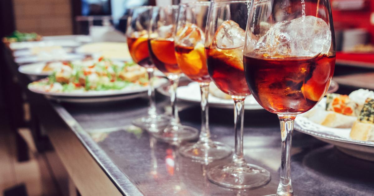 Cinco vermouth en una barra de bar