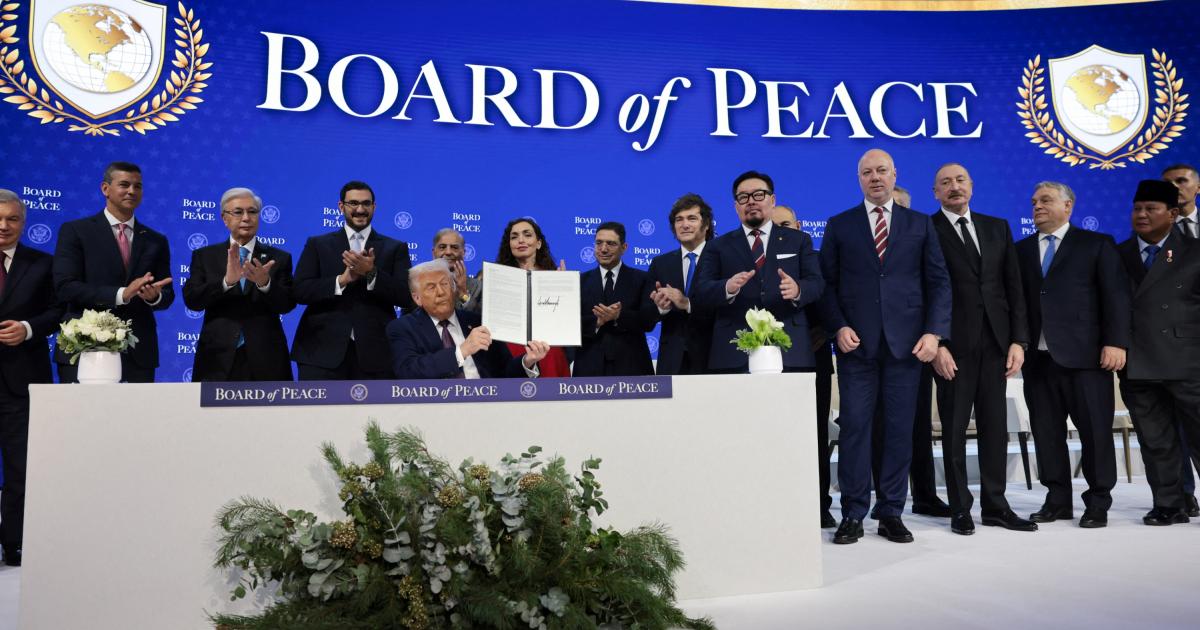 El presidente de EEUU, Donald Trump, sostiene el acta de nacimiento de la Junta de Paz para Gaza, rodeado de parte de los firmantes, el 22 de enero de 2026, en Davos (Suiza).