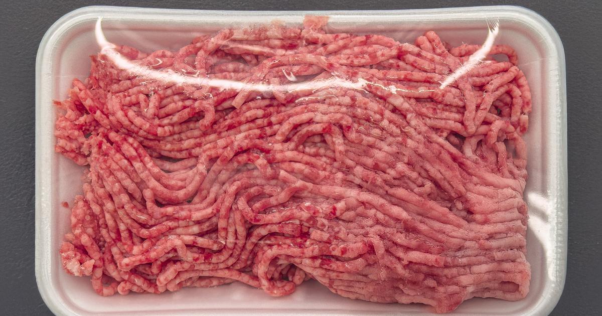 Una bandeja de carne picada.