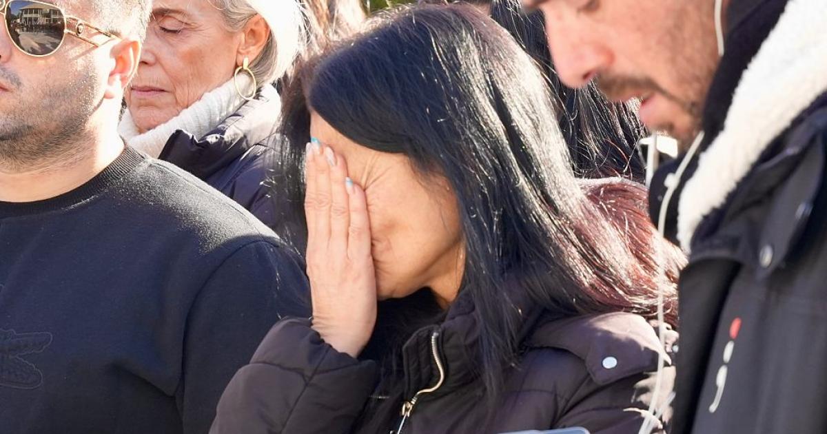 Una vecina de Punta Umbría se emociona durante los cinco minutos de silencio en memoria de las personas fallecidas en el accidente del tren de Adamuz.