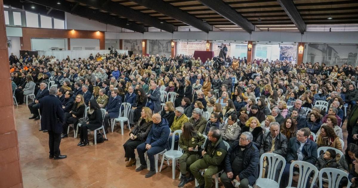 25/01/2026 Córdoba.- Accidente.- El pueblo de Adamuz desborda su caseta municipal para honrar a las víctimas del siniestro.

Los vecinos de Adamuz (Córdoba) se han volcado este domingo, una semana después del siniestro ferroviario que costó la vida a 45 personas y dejó más de un centenar de heridos en su pueblo, en el homenaje que ha supuesto la misa, presidida por el obispo de la Diócesis de Córdoba, Jesús Fernández, para honrar a las víctimas del accidente y arropar a sus familiares, y al hacerlo han desbordado la Caseta Municipal, donde se ha celebrado el oficio religioso.

ANDALUCÍA ESPAÑA EUROPA CÓRDOBA SOCIEDAD
GUILLERMO MORALES-EUROPA PRESS