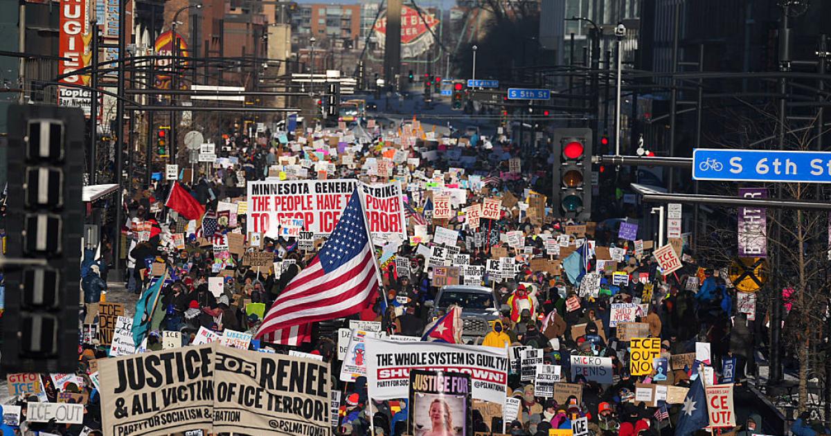 Cientos de personas marchan contra las fuerzas del orden federales y las redadas del ICE en el centro de Minneapolis (Minnesota), el viernes 23 de enero de 2026.