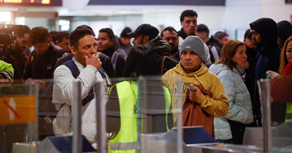 Pasajeros agolpados y confundidos en una de tantas estaciones de Rodalies con problemas este lunes