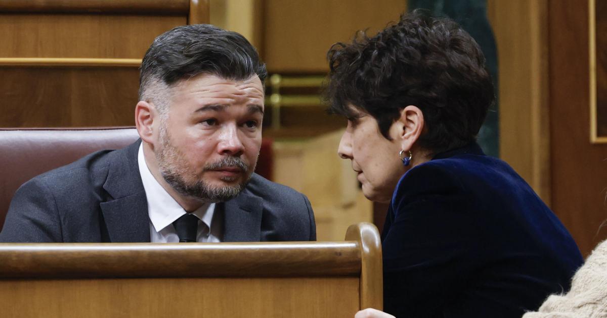 La ministra de Inclusión, Seguridad Social y Migraciones y portavoz del Gobierno, Elma Saiz, conversa con el portavoz de ERC, Gabriel Rufián