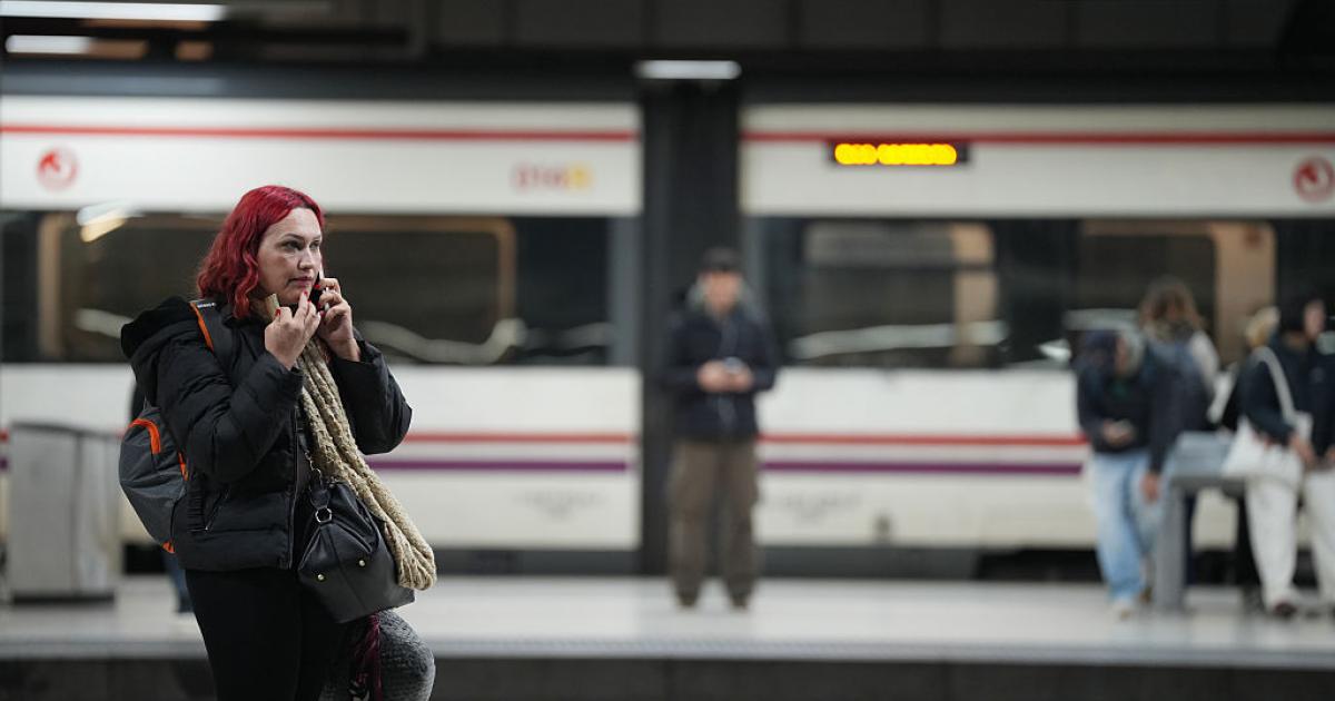 Una pasajera, delante de un tren de Rodalies este martes
